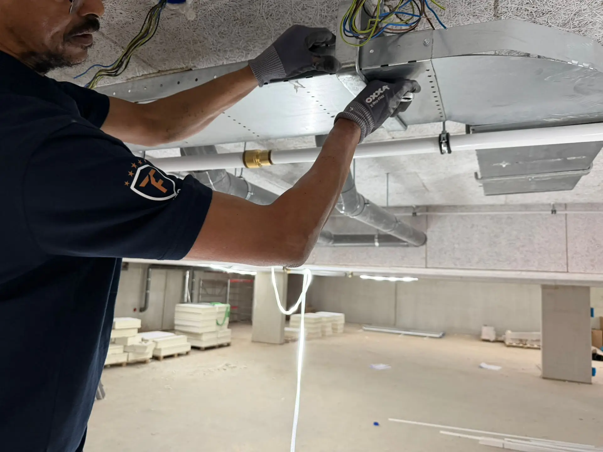 Elektromonteur aan het werk