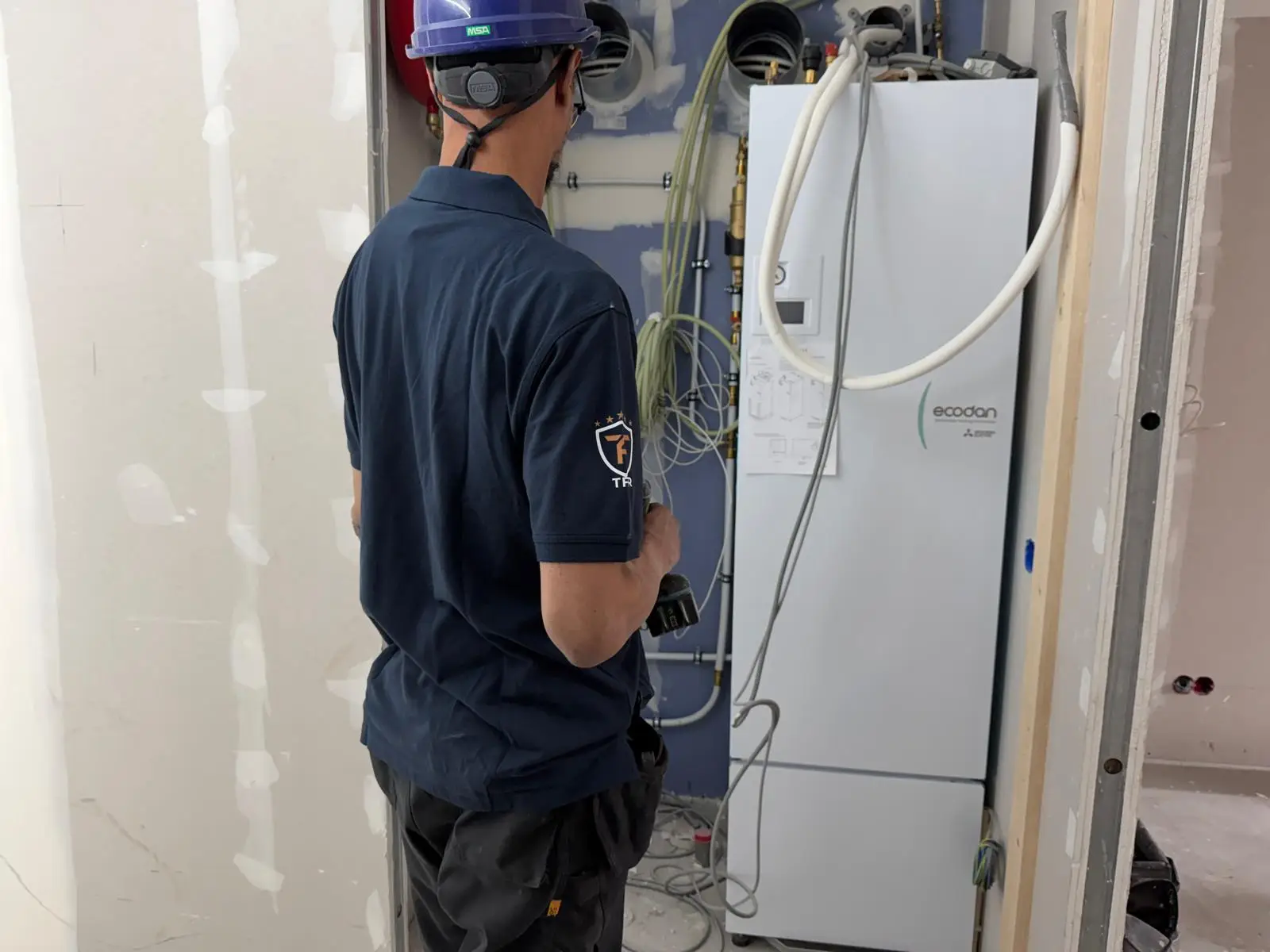 Elektromonteur aan het werk