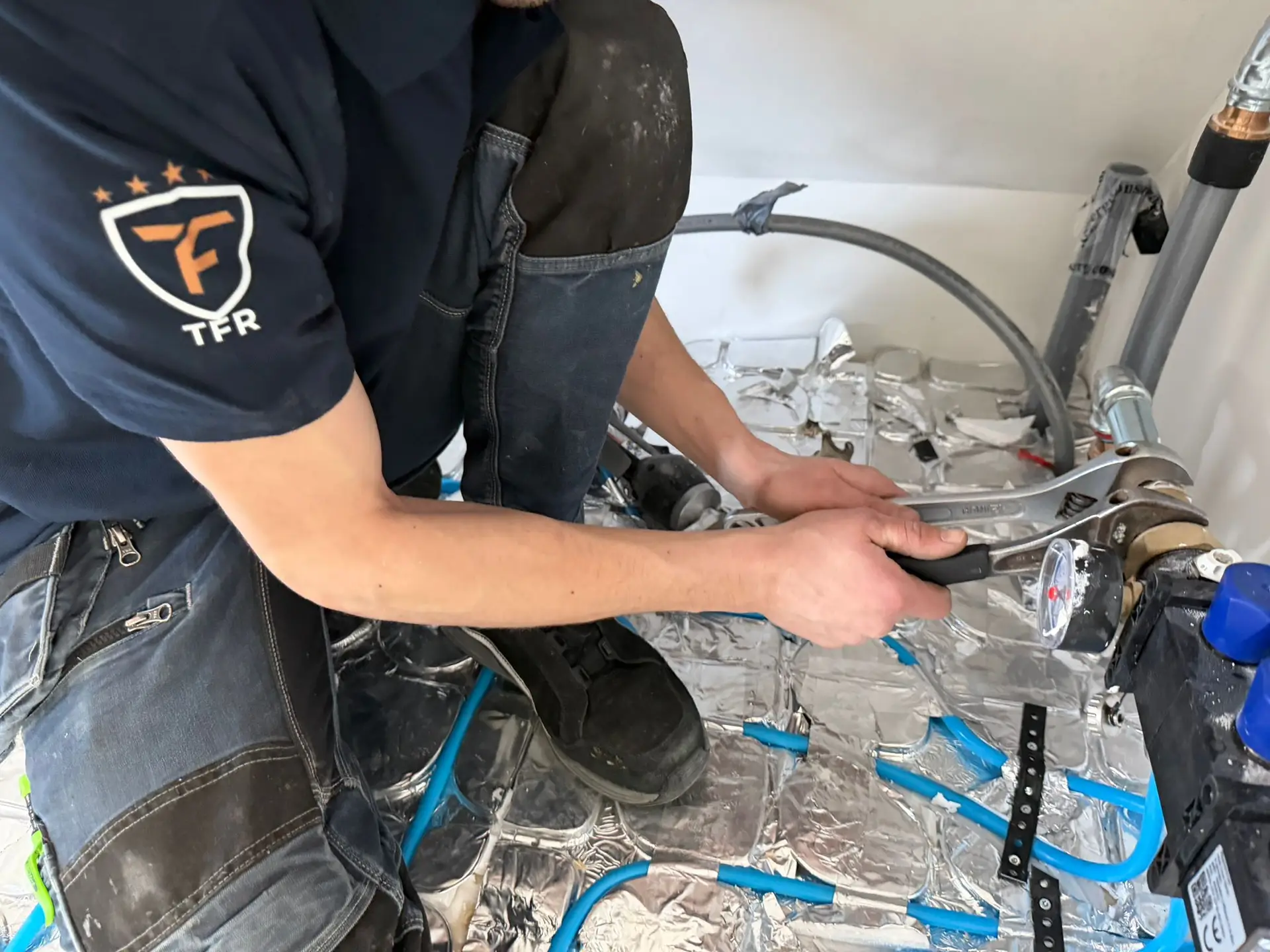 TFR vakman aan het werk aan vloerverwarming