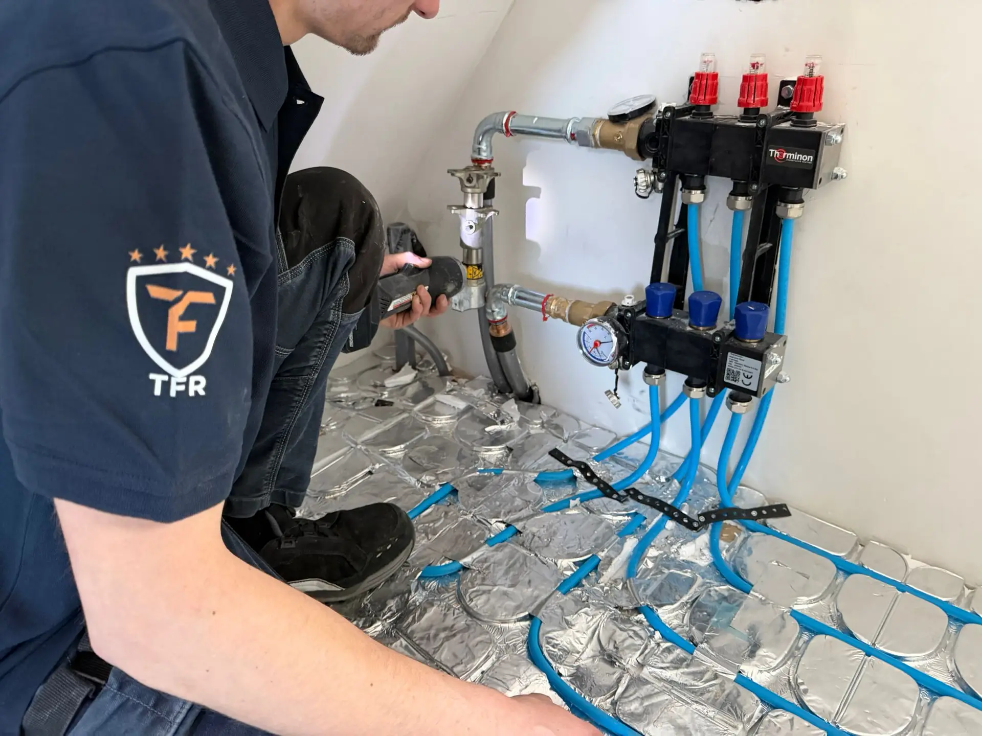 Vakman aan het werk aan vloerverwarming